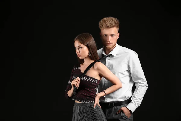 Портрет модной молодой пары на тёмном фоне — стоковое фото