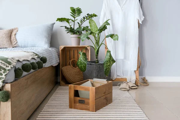 Interior do quarto moderno com plantas de sala — Fotografia de Stock