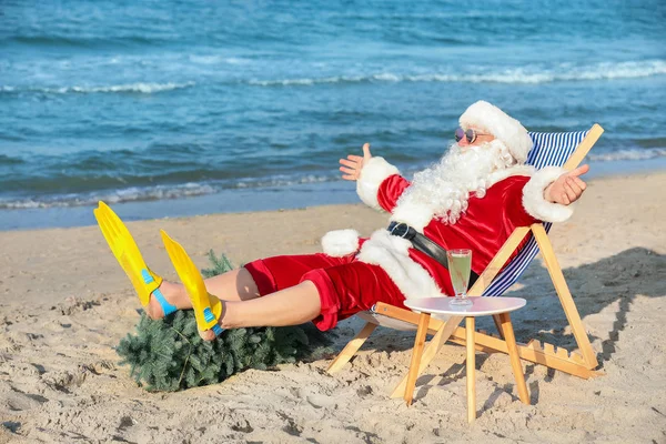 Šťastný Santa Claus odpočívá u mořského letoviska — Stock fotografie