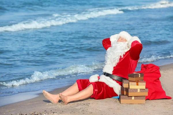 Babbo Natale con regali in località balneare — Foto Stock