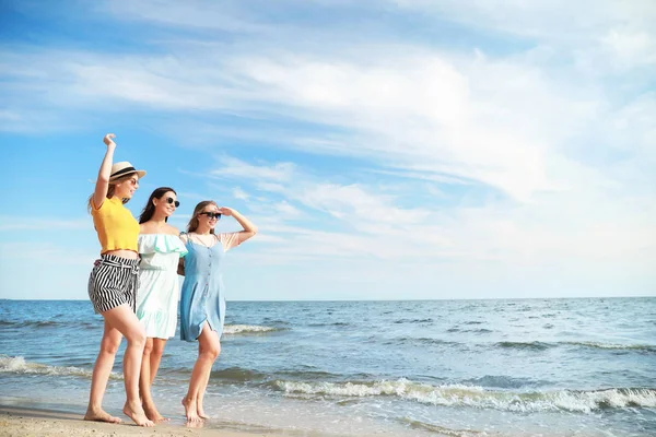 Boldog fiatal nők a tengeren strandon a Resort — Stock Fotó