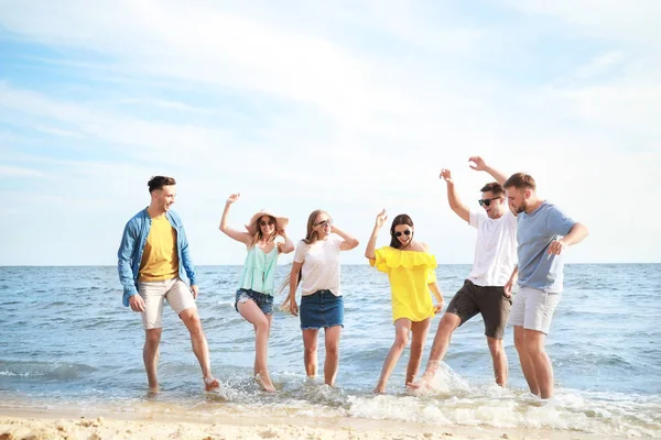 Boldog barátok szórakoztunk a tengeri strandon a Resort — Stock Fotó