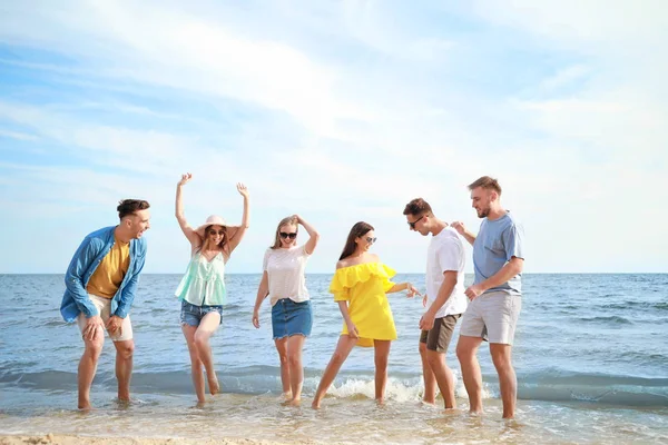 Boldog barátai a tengeri strandon a Resort — Stock Fotó