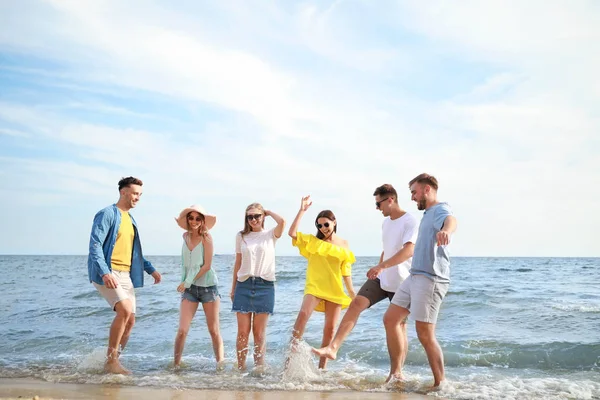 Happy friends having fun on sea beach at resort — Stock Photo, Image