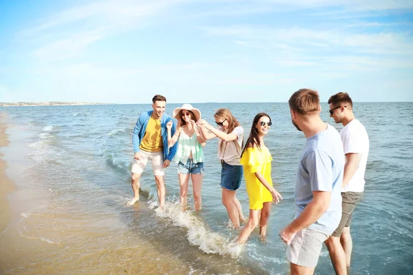 Amigos felices divirtiéndose en la playa del mar en el resort —  Fotos de Stock