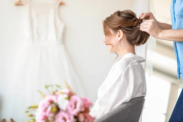Професійний перукар, що працює з молодою нареченою вдома — стокове фото