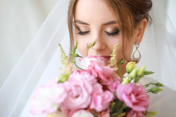 Hermosa novia joven con ramo antes de la ceremonia de boda en casa, primer plano —  Fotos de Stock