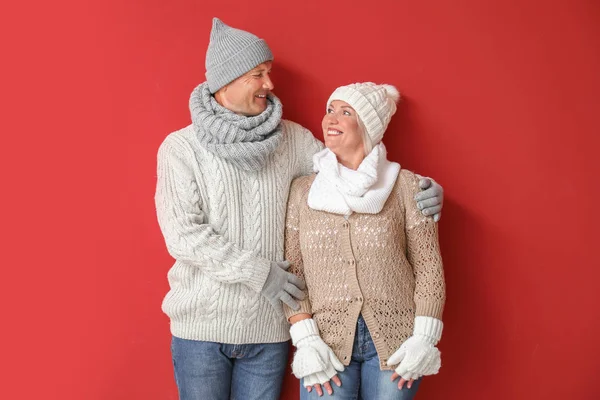 Retrato de feliz pareja madura sobre fondo de color — Foto de Stock