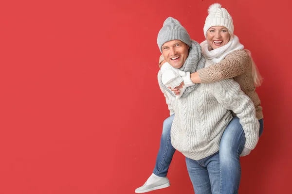 Retrato de pareja madura feliz divirtiéndose en el fondo de color — Foto de Stock