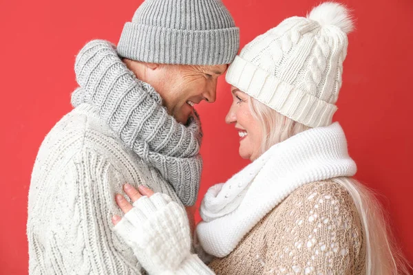 Retrato de feliz pareja madura sobre fondo de color — Foto de Stock