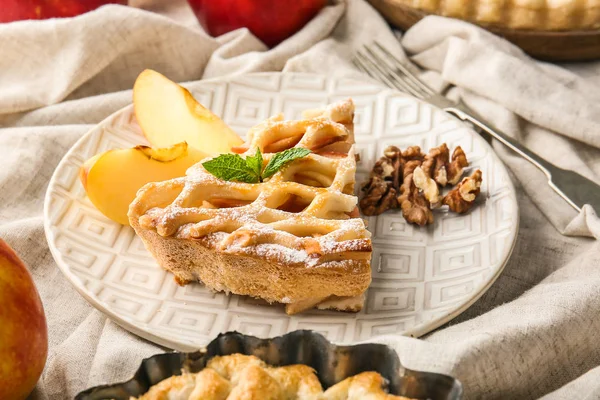 Шматочок смачного яблучного пирога на тарілці — стокове фото