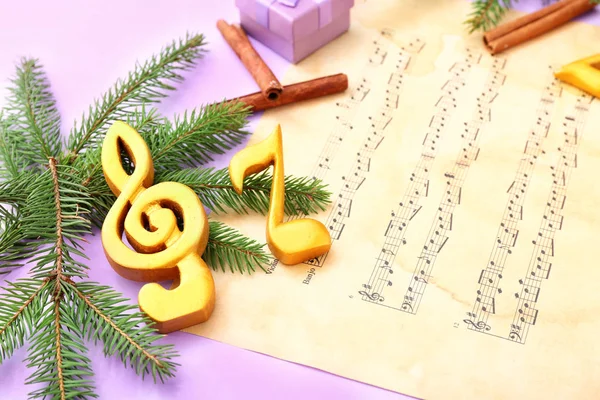 Hojas de notas y decoración navideña sobre fondo de color —  Fotos de Stock
