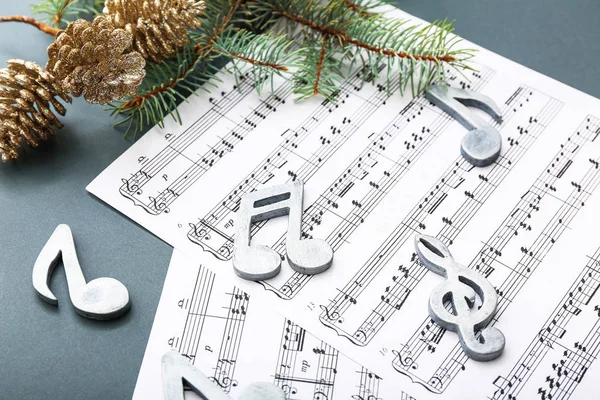 Note sheets and Christmas decor on grey background — Stock Photo, Image