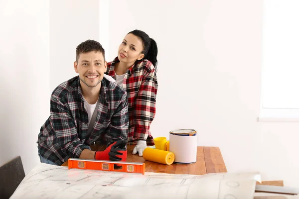 Glückliches Paar bei der Reparatur im neuen Haus — Stockfoto