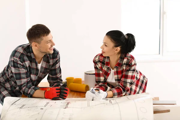 Glückliches Paar bei Reparaturarbeiten im neuen Haus — Stockfoto