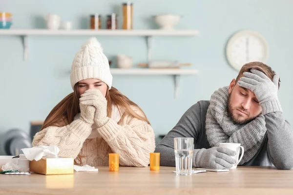 Sjukt par sittande vid köksbordet — Stockfoto