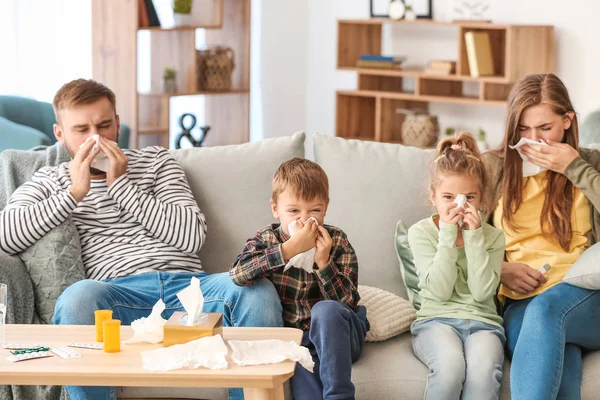 Familjen sjuk i influensa hemma — Stockfoto