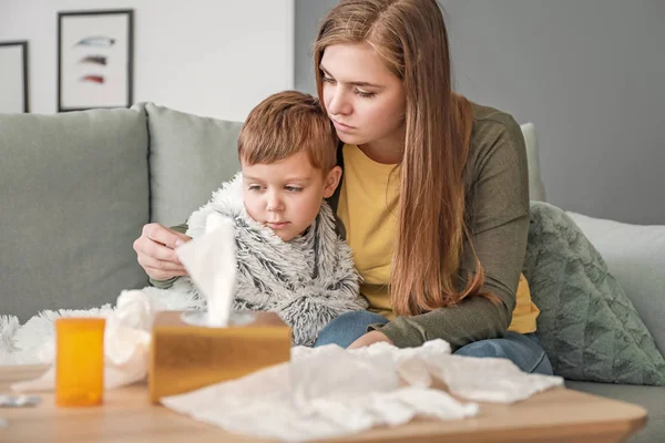 Donna che misura la temperatura del figlio malato a casa — Foto Stock