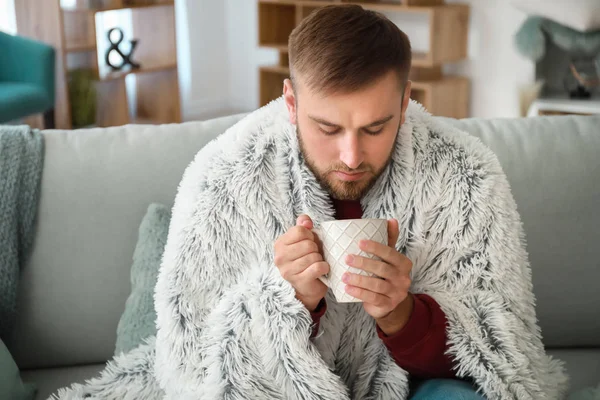 自宅で熱いお茶を飲む病気の男 — ストック写真