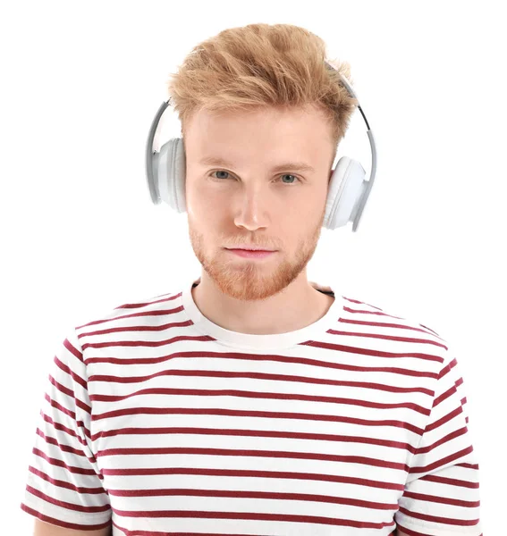 Beau jeune homme écoutant de la musique sur fond blanc — Photo