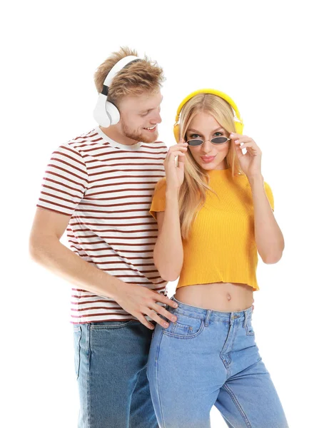 Casal jovem ouvindo música no fundo branco — Fotografia de Stock