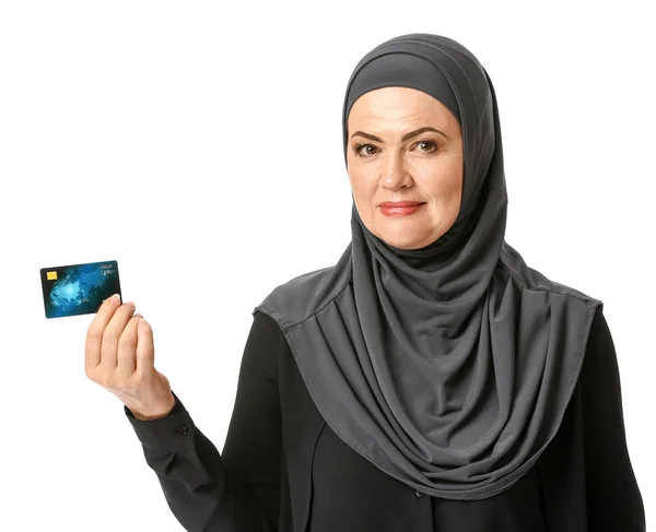 Krásná dospělá Muslimská žena s kreditní kartou na bílém pozadí — Stock fotografie