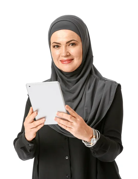 Mulher muçulmana madura bonita com computador tablet no fundo branco — Fotografia de Stock