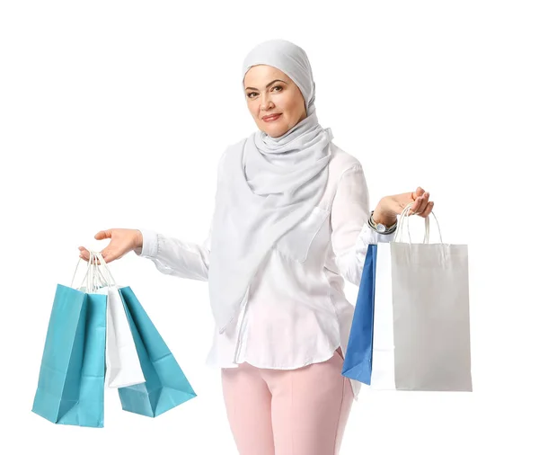 Gyönyörű érett muszlim nő bevásárló táskák, fehér háttér — Stock Fotó