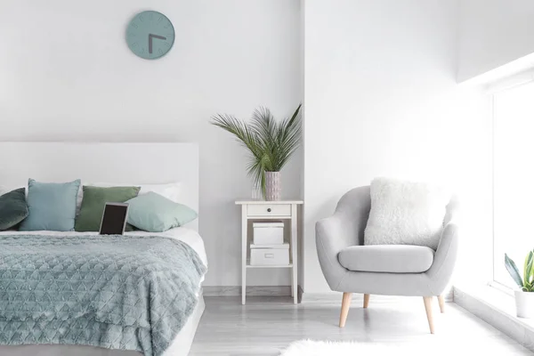 Interior of light bedroom with floral decor — Stock Photo, Image