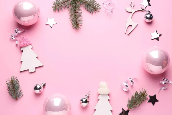 Frame gemaakt van Christmas decor op kleur achtergrond — Stockfoto