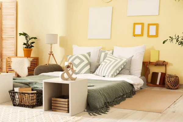 Interno della moderna confortevole camera da letto — Foto Stock