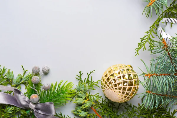 Mooie kerstcompositie op lichte achtergrond — Stockfoto