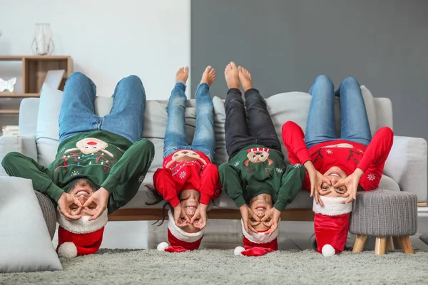 Rolig familj hemma på julafton — Stockfoto