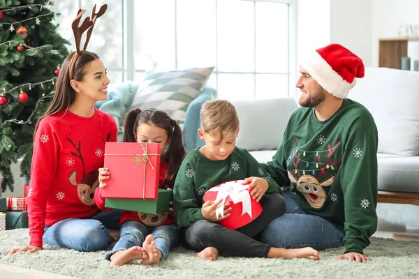 Glückliche Familie mit Geschenken an Heiligabend — Stockfoto