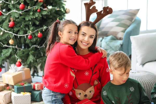 Família feliz em casa na véspera de Natal — Fotografia de Stock