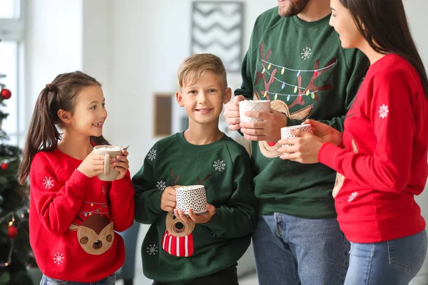 Feliz família beber chocolate quente em casa na véspera de Natal — Fotografia de Stock