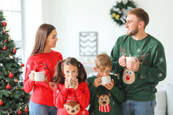 Feliz família beber chocolate quente em casa na véspera de Natal — Fotografia de Stock