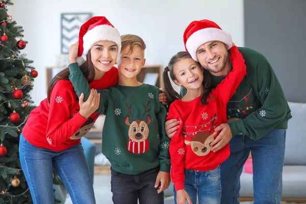 Familia feliz en casa en Nochebuena — Foto de Stock