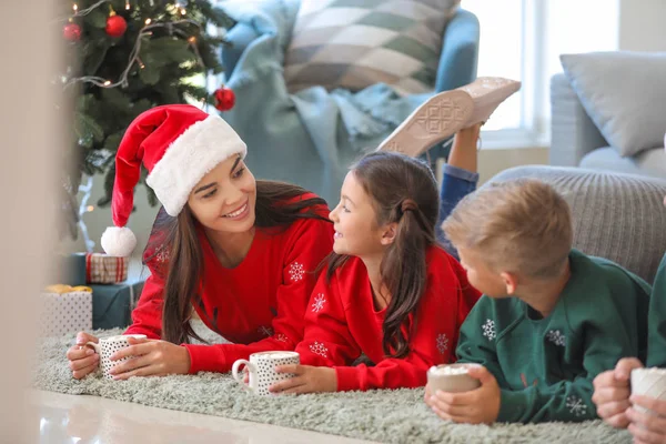 Feliz família beber chocolate quente em casa na véspera de Natal — Fotografia de Stock