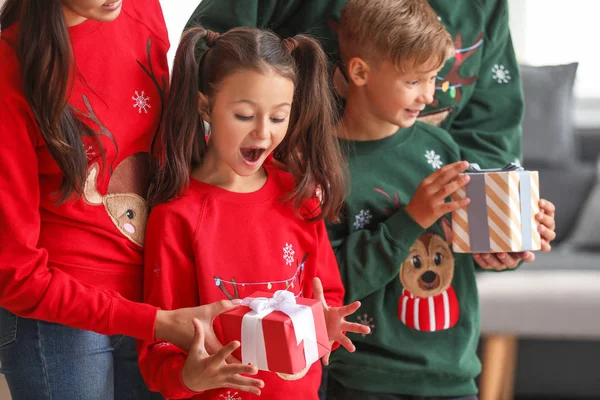 Família feliz com presentes em casa na véspera de Natal — Fotografia de Stock