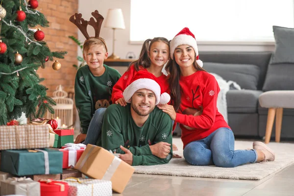 mutlu aile evde Noel arifesinde