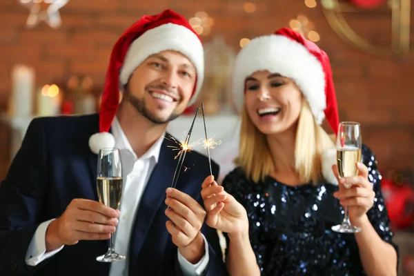 Casal feliz celebrando o Natal em casa — Fotografia de Stock