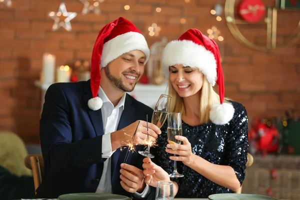 Casal feliz celebrando o Natal em casa — Fotografia de Stock