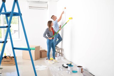 Mutlu genç çift yeni evlerinde tamirat yapıyor.