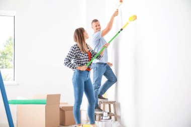 Mutlu genç çift yeni evlerinde tamirat yapıyor.