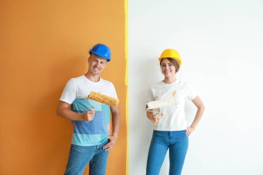 Mutlu genç çift yeni evlerinde tamirat yapıyor.