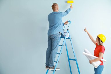 Mutlu genç çift yeni evlerinde tamirat yapıyor.