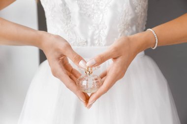 Evde parfüm şişesi ile güzel genç gelin