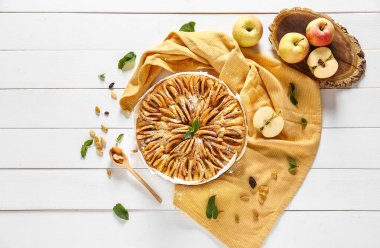 Ahşap masada tatlı elmalı turta