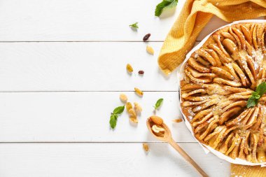 Ahşap masada tatlı elmalı turta